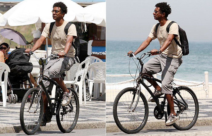 Adepto do transporte ecológico, Hélio De La Penã vai de bicicleta ao trabalho