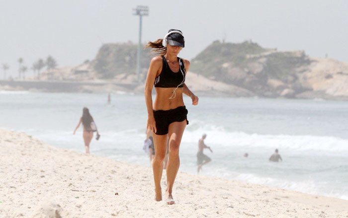 Cynthia Howlett exibe boa forma em corrida na praia