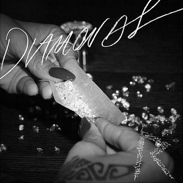 Rihanna enrola cigarro de diamantes na capa de novo single