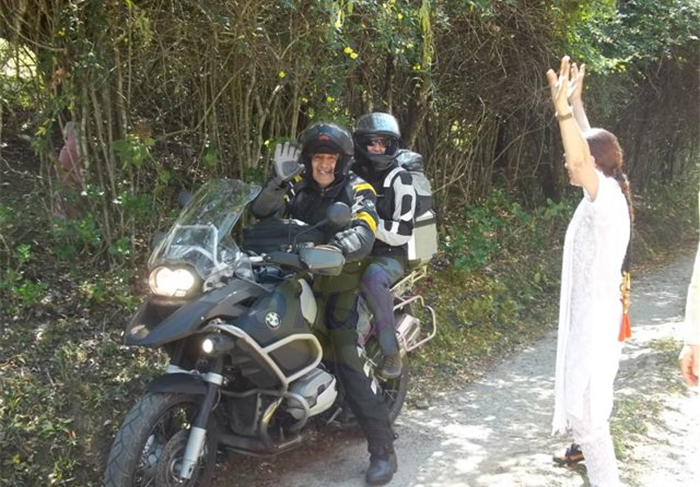 Em férias, Cássia Kiss Magro ataca de motoqueira zen no Krishna Shakti Ashram O Fuxico