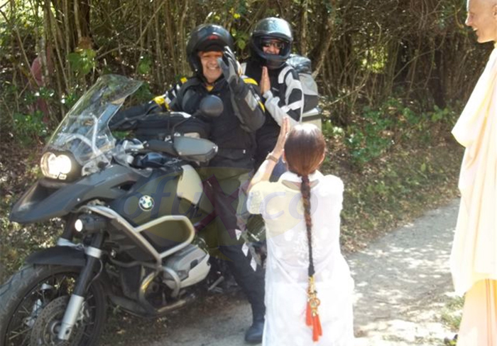 Em férias, Cássia Kiss Magro ataca de motoqueira zen no Krishna Shakti Ashram O Fuxico