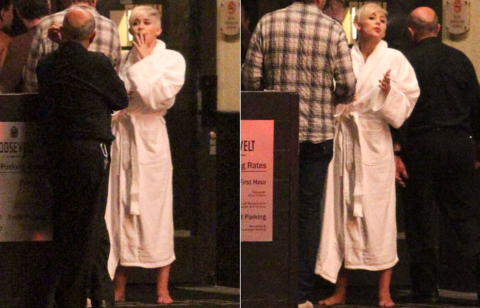 Miley Cyrus é vista fumando e descalça na porta de hotel em Hollywood