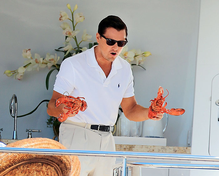 Leonardo DiCaprio se diverte segurando lagostas