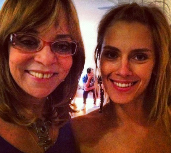 Carolina Dieckmann parabeniza e mostra foto com Gloria Perez