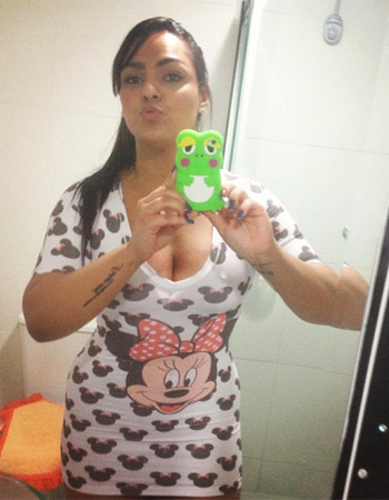 De camisola, Mulher Melancia posta foto na internet Ofuxico