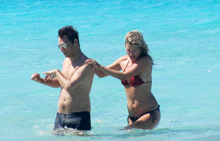 Kate Moss exibe os seios em praia espanhola