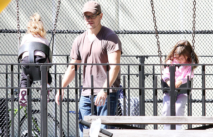 Matt Damon se diverte com suas cinco mulheres em parquinho de Nova York