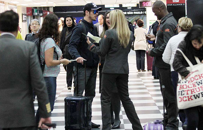 José Loreto tira fotos com fãs em aeroporto de São Paulo  