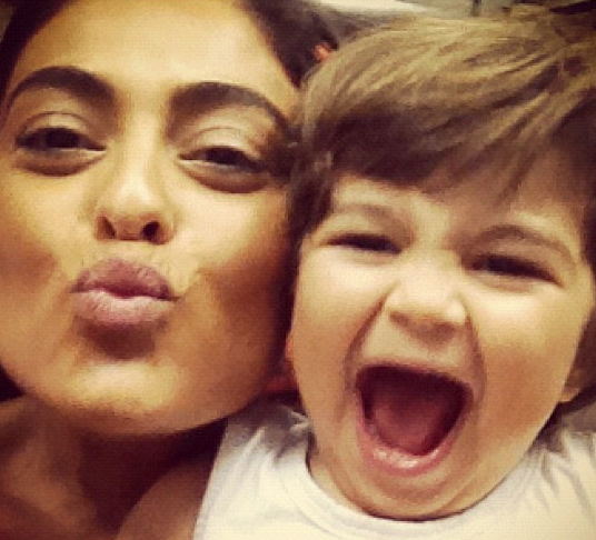 Juliana Paes manda beijo enquanto filho faz careta em foto