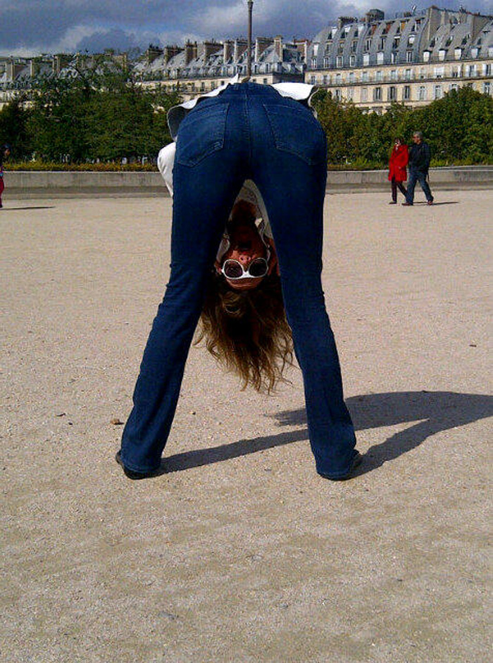 Luciana Gimenez faz graça com o bumbum para cima em Paris