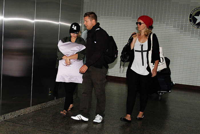 Demi Lovato chega a São Paulo com cara de sono