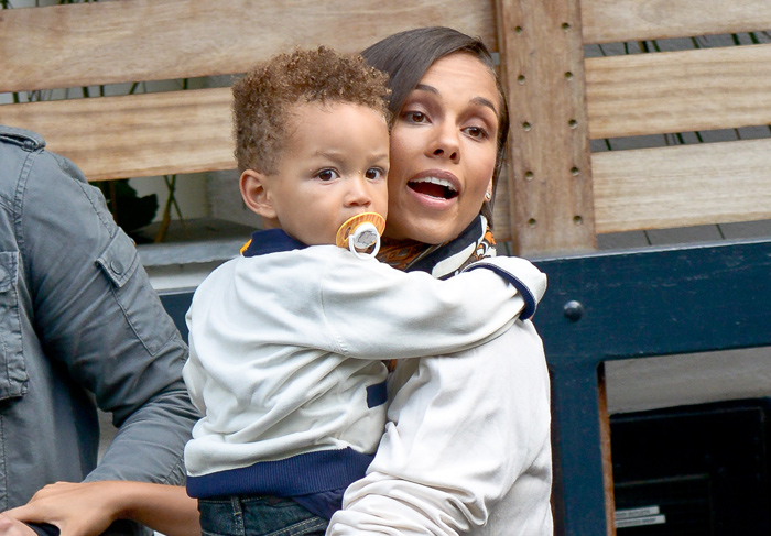 Filho de Alicia Keys rouba a cena ao deixar estúdio com a mãe