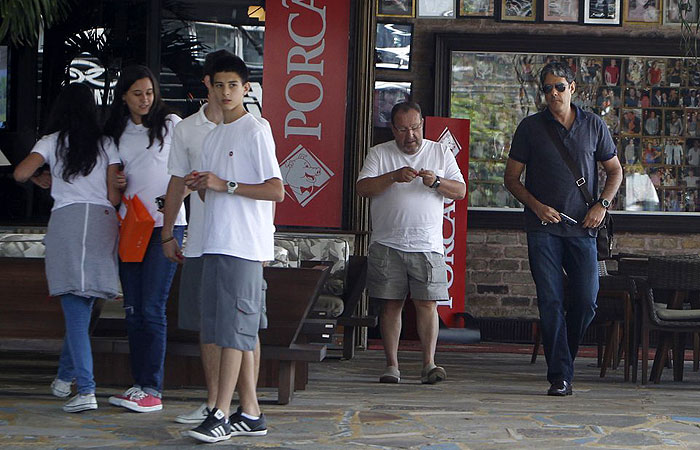 Carinhoso, William Bonner beija filhos em porta de churrascaria