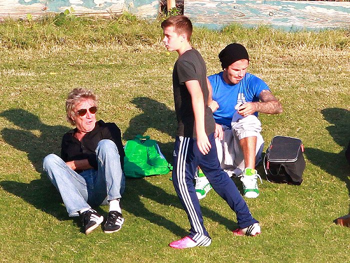 David Beckham se diverte em parque com os filhos e Rod Stewart