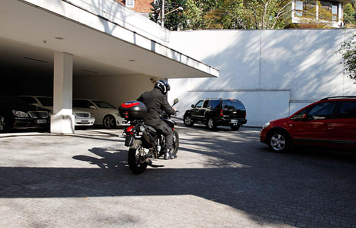 Carro funerário chega na casa e maquiador prepara Hebe