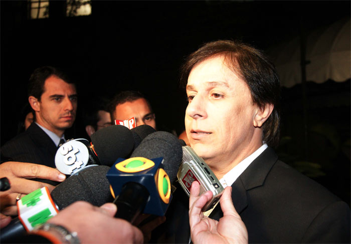 Tom Cavalcante chega ao velório de Hebe e chora ao falar com a imprensa O Fuxico