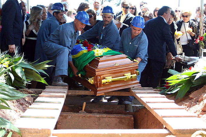 Hebe Camargo é enterrada debaixo de muitos aplausos e pétalas de rosas