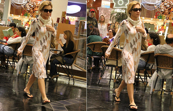 De chinelo, Adriana Esteves faz compras em shopping no Rio