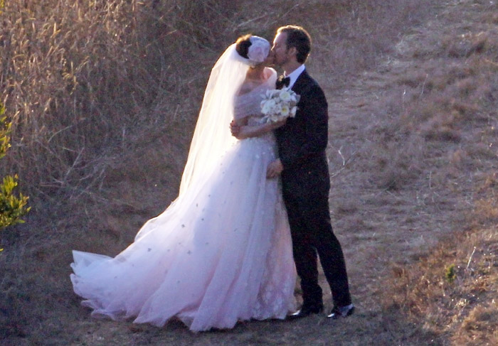 Veja as fotos oficiais do casamento de Anne Hathaway