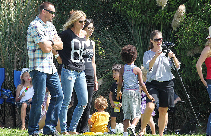 Heidi Klum leva novo namorado para curtir jogo de futebol do filho 