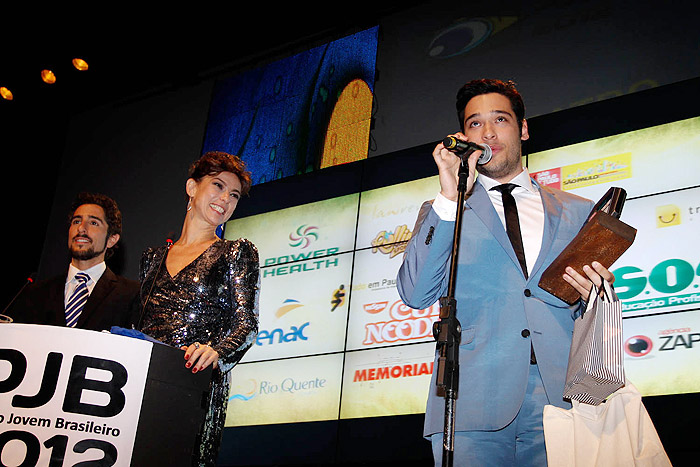 Bruno Fagundes recebe prêmio Jovem Brasileiro
