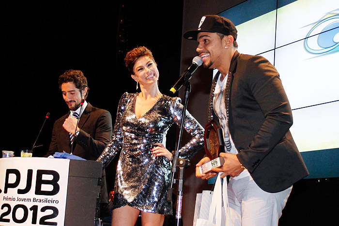 MC Naldo recebe prêmio Jovem Brasileiro