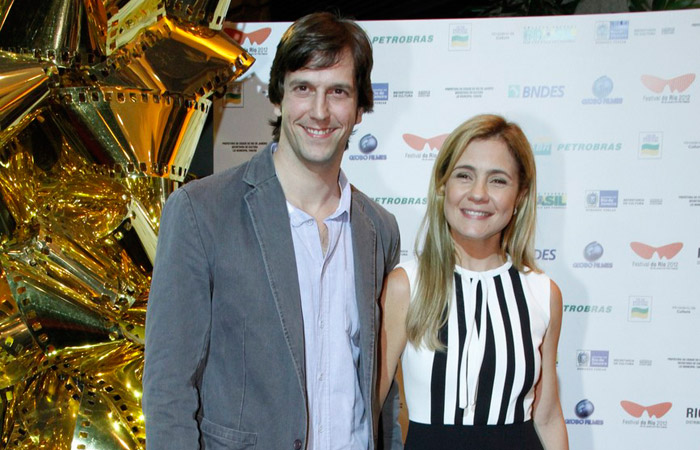 Adriana Esteves acompanha o marido no Festival de Cinema Ofuxico