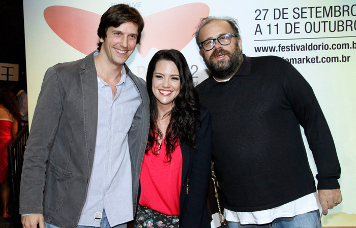 Adriana Esteves acompanha o marido no Festival de Cinema Ofuxico