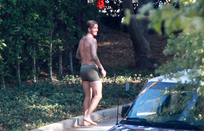 David Beckham anda de cueca pela rua, em Beverly Hills