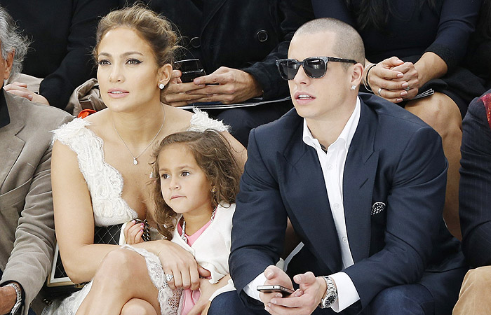 Jennifer Lopez leva sua filha Emme a desfile da Paris Fashion Week