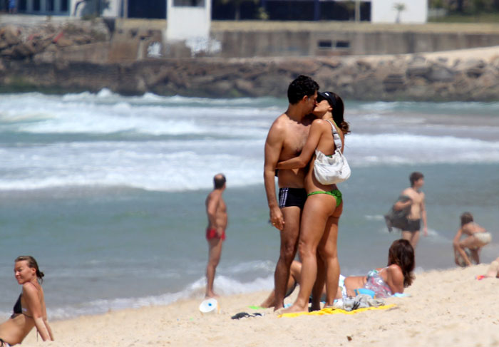 Du Moscovis e Cynthia Howlett namoram na praia em O fuxico
