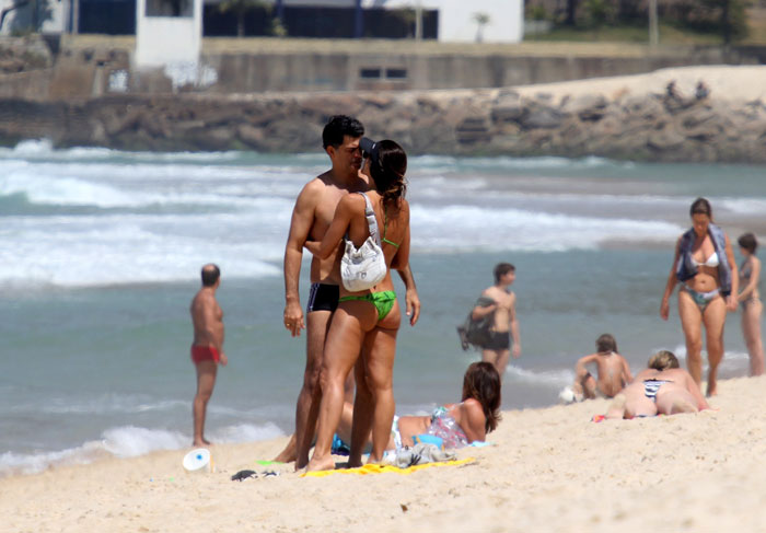 Du Moscovis e Cynthia Howlett namoram na praia em O fuxico
