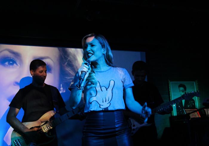 Claudia Leitte faz pocket show para a imprensa, em São Paulo