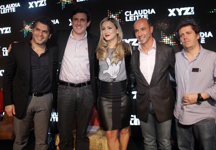 Claudia Leitte  e o time da XYZ