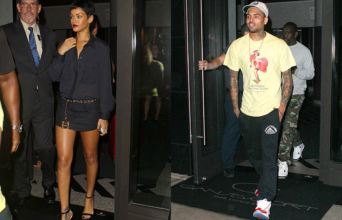 Rihanna fica com seio exposto ao ir com Chris Brown a concerto de Jay-Z 