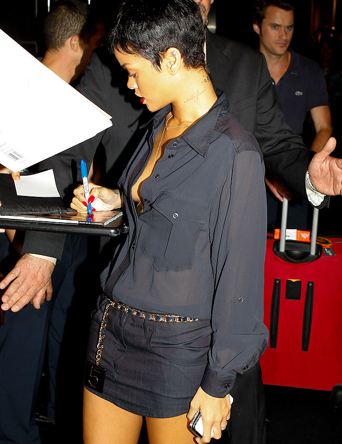 Rihanna fica com seio exposto ao ir com Chris Brown a concerto de Jay-Z 