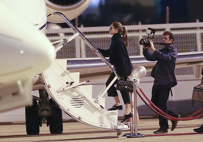 Jennifer Lopez embarca em jatinho rumo a Portugal