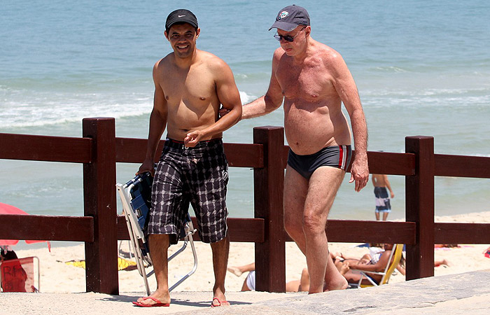 Gilberto Braga mostra o cofrinho em praia no Rio de Janeiro