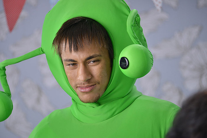 Neymar se transforma em borboleta em campanha de picolé