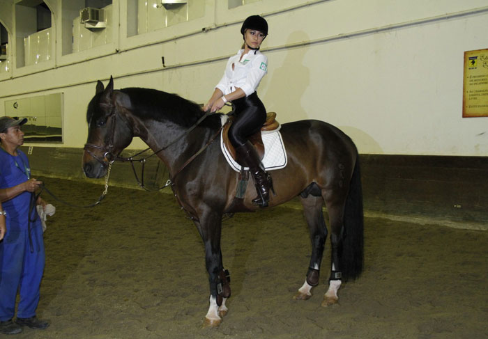  Sabrina Sato monta cavalo em evento de Athina Onassis