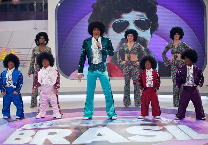 Com peruca black power, Rodrigo Faro encarna Michael Jackson