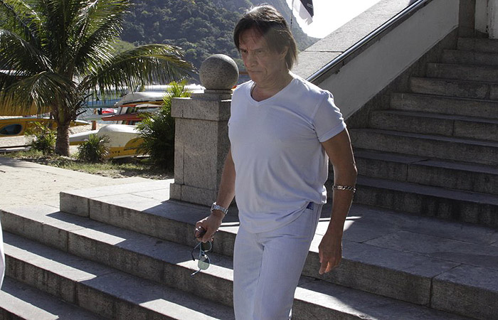 Roberto Carlos vota, no Rio