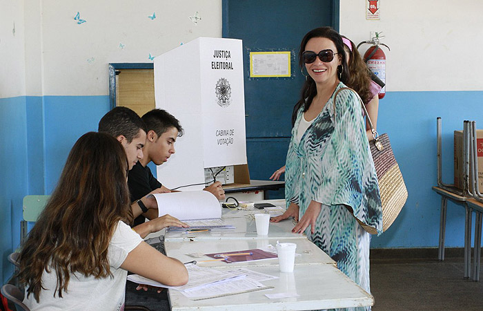 Suzana Pires vota ao lado do namorado Diogo Sacco