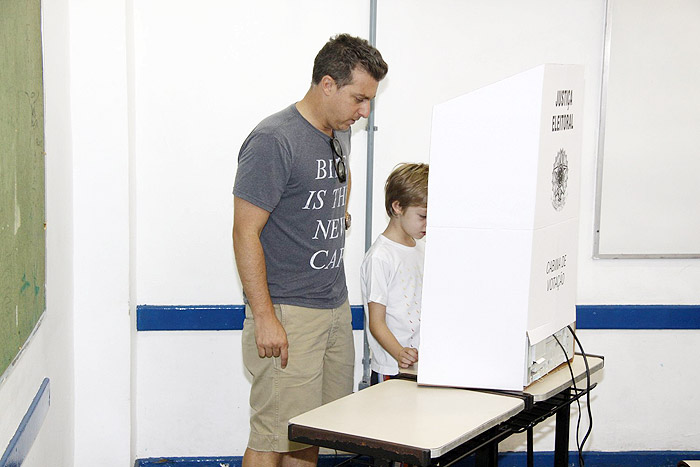 Luciano Huck vota com Joaquim