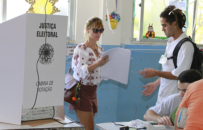 Carolina Dieckman pede ajuda para votar