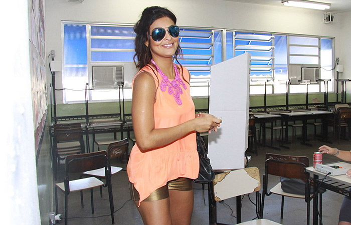 Juliana Paes tira o fôlego dos mesários, no Rio