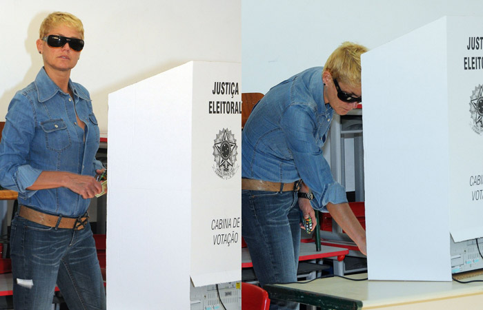 Cercada de fãs, Xuxa chega para votar, no Rio