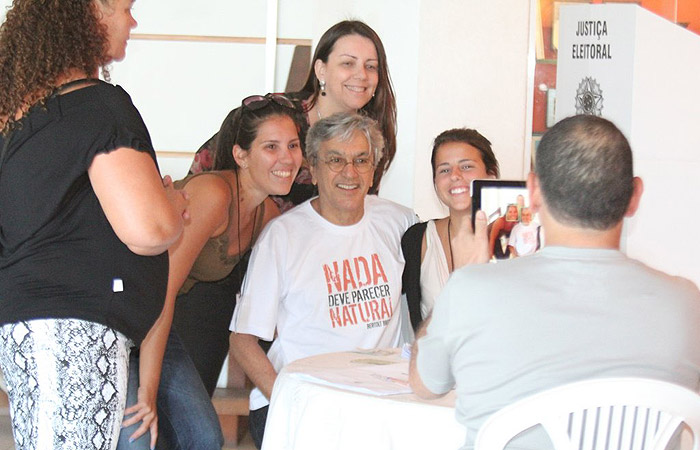 Caetano Veloso vota e posa para fotos, em Copacabana