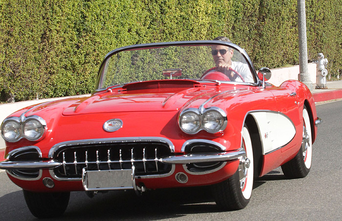 George Clooney passeia com sua Corvette por Los Angeles