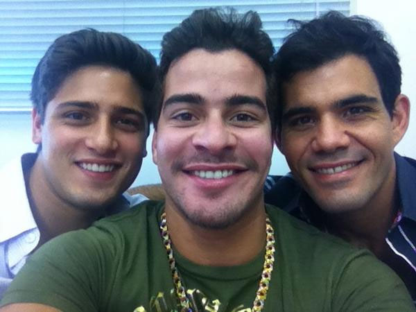Thiago Martins posa com Daniel Rocha e Juliano Cazarré
